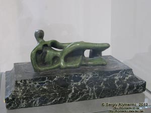 Фото Киева. «Художественный Арсенал». Выставка «100 шедевров мировой скульптуры». Генри Мур, «Лежащая обнажённая», бронза, камень.