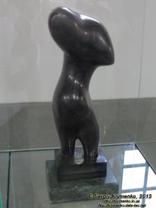 Фото Киева. «Художественный Арсенал». Выставка «100 шедевров мировой скульптуры». Жан Арп, «Чёрный торс», мрамор, камень.