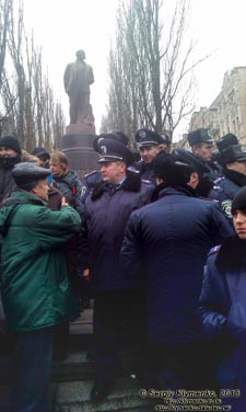 Фото Киева. Милиция вокруг памятника Ленину. «Евромайдан» 1 декабря 2013 года, около 13:20.