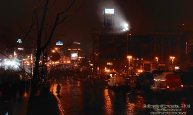 Фото Киева. Крещатик, вид с улицы Институтская. «Евромайдан» 02 января 2014 года, около 20:30.