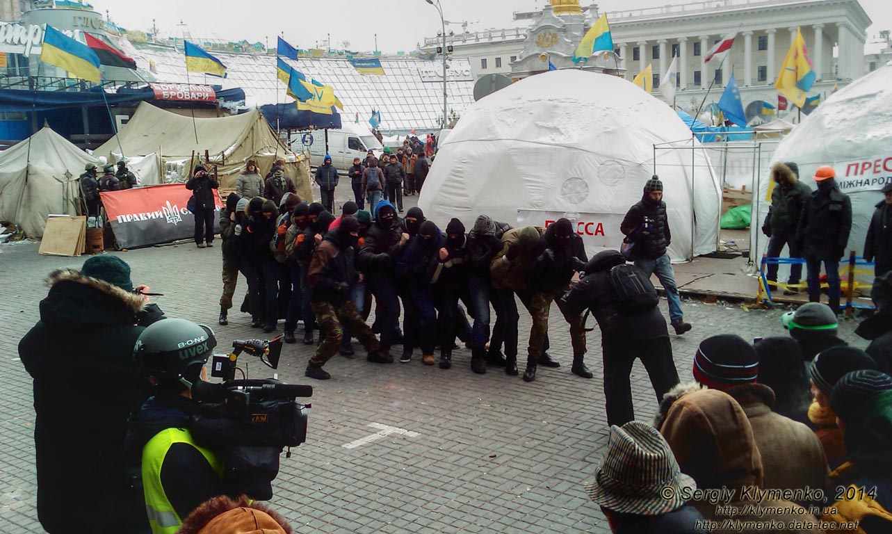Фото Киева. Площадь Независимости, тренируется самооборона «Евромайдана». «Евромайдан» 28 января 2014 года, около 12:55.