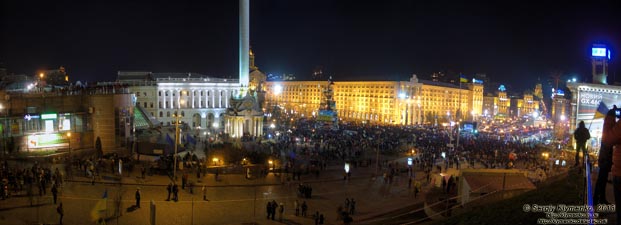 Фото Киева. Площадь Независимости. «Евромайдан» 3 декабря 2013 года, около 19:30. Панорама ~90°.