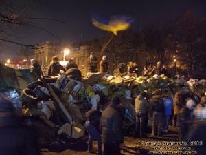 Фото Киева. Баррикады и столкновения внизу улицы Грушевского. «Евромайдан» 24 января 2014 года, около 20:40.