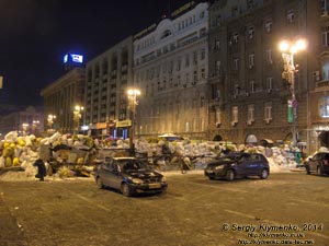 Фото Киева. Новая баррикада на Крещатике со стороны Европейской площади. «Евромайдан» 24 января 2014 года, около 20:50.