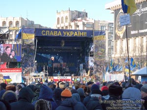 Фото Киева. Площадь Независимости, выступает Юрий Луценко. «Евромайдан» 2 февраля 2014 года, около 13:50.