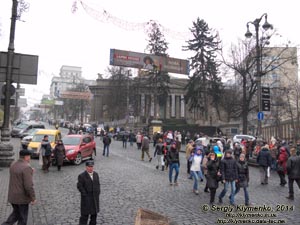 Фото Киева. Улица Грушевского и Национальный художественный музей Украины (ул. Грушевского 6). «Евромайдан» 2 марта 2014 года, около 13:50.