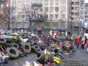 Фото Киева. Баррикады между Крещатиком и Европейской площадью. Ресторан «MAFIA» работает непосредственно возле баррикад. «Евромайдан» 2 марта 2014 года, около 14:00.