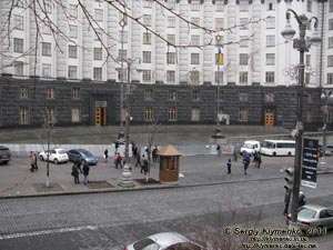 Фото Киева. Здание Правительства Украины (ул. Грушевского 12) в окружении милиции и митингующих.
«Евромайдан» 1 декабря 2013 года, около 14:25.
