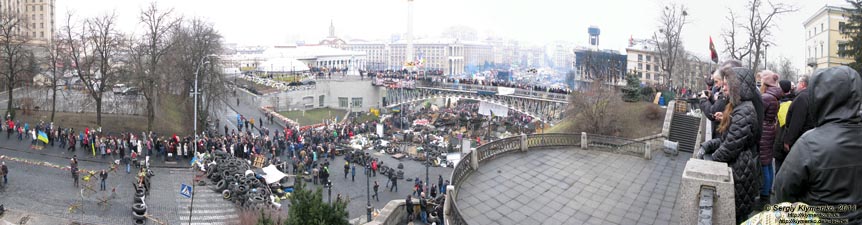 Фото Киева. Площадь Независимости, вид со стороны улицы Институтская (панорама ~150°). «Евромайдан» 2 марта 2014 года, около 12:30.