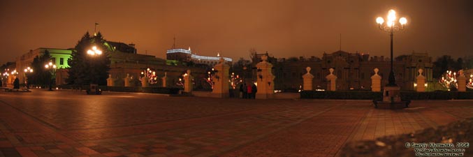 Фото Киева. Площадь Конституции, Мариинский дворец и здание Верховного Совета Украины. Вечер 2 января 2006 года.