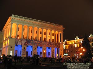 Фото Киева. Здание Концертного зала Консерватории вечером. 2 января 2006 года.