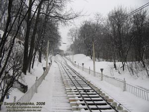 Фото Киева. Фуникулер, рельсовая колея с разъездом посередине, вид с нижней станции.