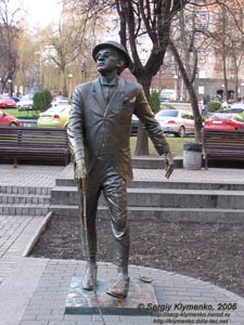 Фото Киева. Памятник Паниковскому в скверике возле здания № 4 на ул. Прорезная.
