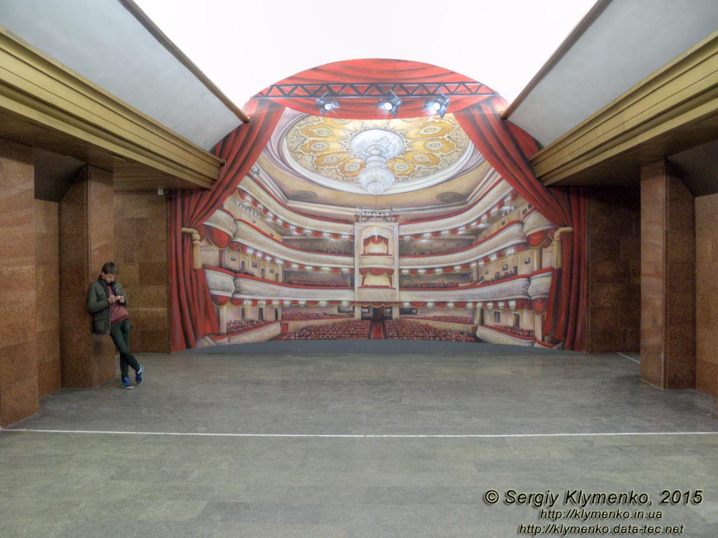 Фото Киева. Станция метро «Театральная», подземный вестибюль. 3D рисунок в торце подземного вестибюля станции - театральный зал со сценой и зрителями.