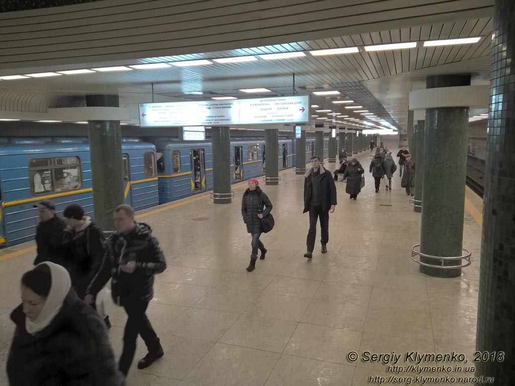 Фото Киева. Станция метро «Голосеевская», подземный вестибюль.