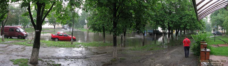 Фото Киева. Затопленная улица академика Курчатова (панорама ~120°), 8 июня 2013 года.