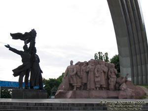 Фото Киева. Монумент «Воссоединения Украины с Россией» («Арка Дружбы Народов»).
