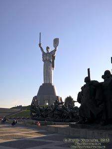 Фото Киева. Мемориальный комплекс «Национальный музей истории Украины во Второй мировой войне», монумент «Родина-Мать».
