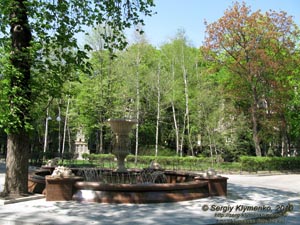 Фото Киева. Сквер и фонтан во дворе домов на углу улиц Шовковичная и Институтская.