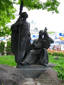 Фото Киева. Памятный знак казаку и кобзарю на Подоле.