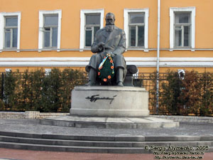 Фото Киева. Памятник М. Грушевскому