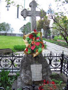 Фото Киева. Выдубицкий монастырь, надгробный памятник К. Д. Ушинскому.