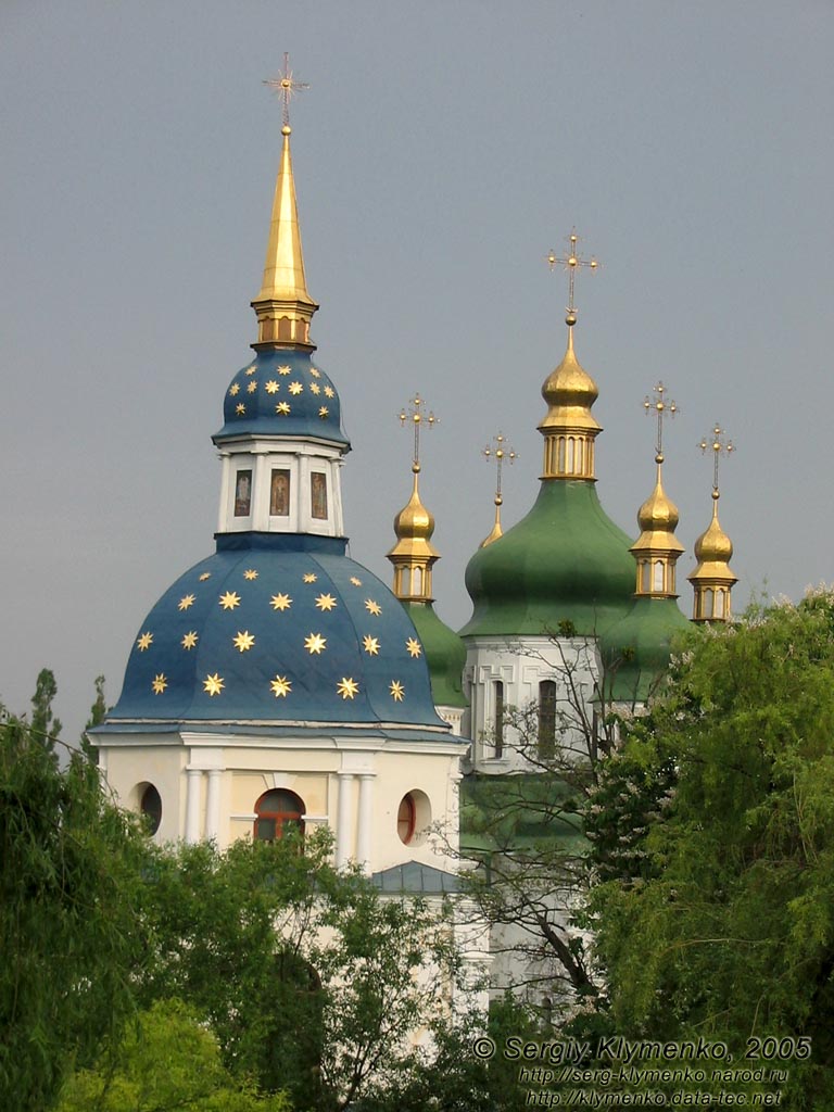 Фото Киева. Колокольня Выдубицкого монастыря, вид из Ботанического сада.