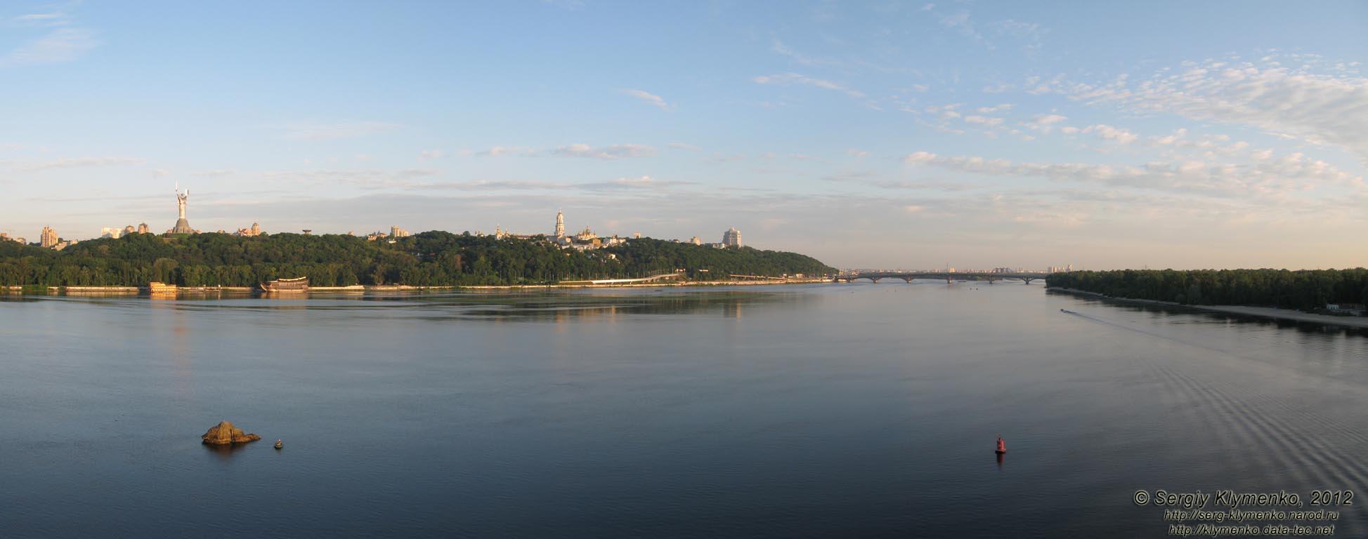 Фото Киева. Вид на Правобережье и Днепр с моста Патона. Панорама ~90°.