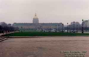 Париж. Вид на Дом Инвалидов (Hotel des Invalides) со стороны моста Александра III. На территории Собора погребен Наполеон I Бонапарт.