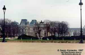 Париж. Вид на Лувр со стороны "Jardin des Tuileries"; на переднем плане - Триумфальная арка "Карусель" (Arc de Triomphe du Carrousel).