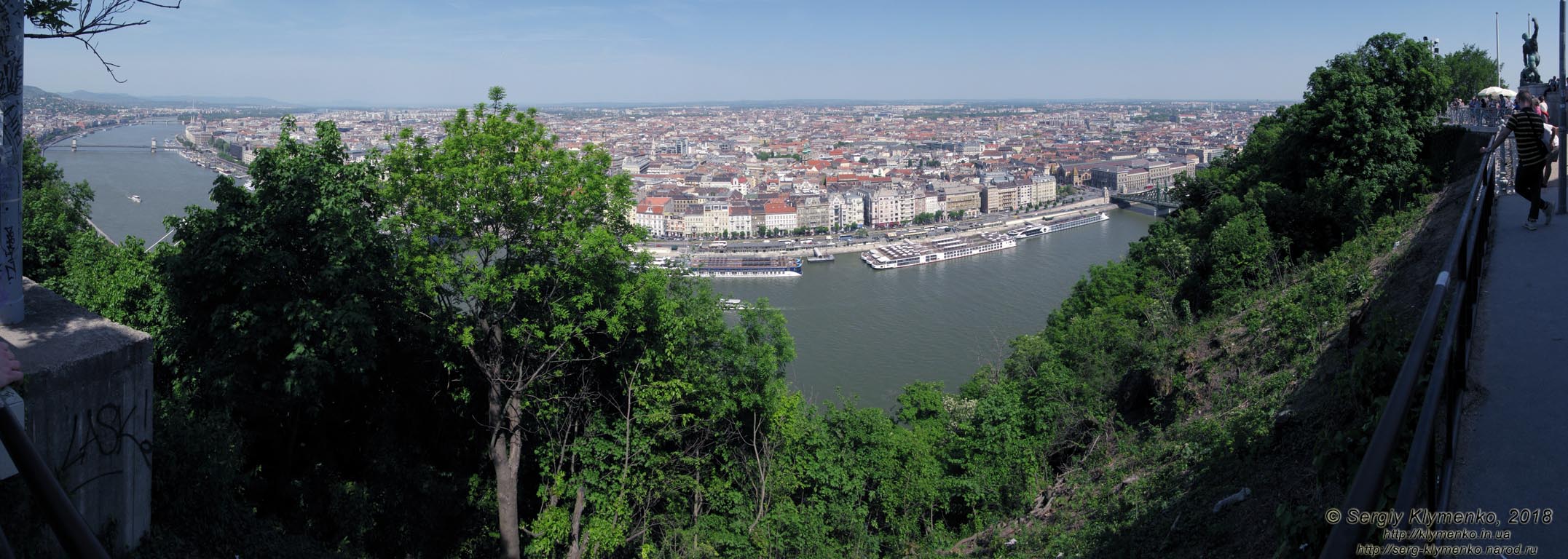 Будапешт (Budapest), Венгрия (Magyarország). Фото. Вид на Дунай и Пешт с горы Геллерт (Gellert-hegy) от Цитадели (Citadella). Панорама ~150°.
