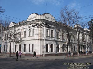 Фото Кишинёва. Здание Верховного суда Молдовы, улица М. Когэлничяну, 70 (Chișinău, str. M. Kogalniceanu, 70).
