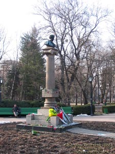 Фото Кишинёва. Бронзовый бюст А. С. Пушкина (1885 год) на гранитной колонне в центре парка Стефана Великого (Chișinău, Parcul Stefan cel Mare).