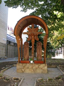 Фото Кишинёва. Деревянная часовенка возле церкви Сретенья Господнего, улица М. Когэлничяну, 67 (Chișinău, str. M. Kogalniceanu, 67).