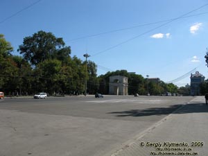 Фото Кишинёва. Площадь Великого Национального Собрания (Piața Marii Adunări Naționale) на бульваре Штефана чел Маре (Chișinău, Bulevardul Stefan cel Mare).