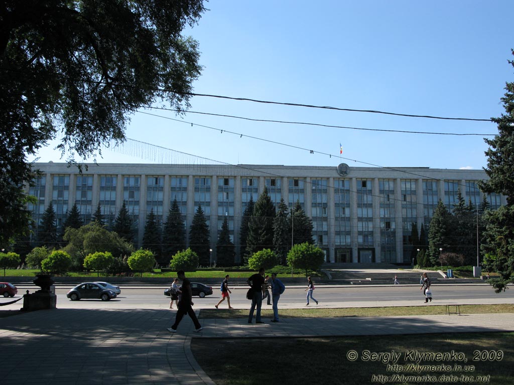 Фото Кишинёва. Дом Правительства Молдовы (Casa Guvernului Republicii Moldova), Площадь Великого Национального Собрания, 1 (Piața Marii Adunări Naționale, 1).