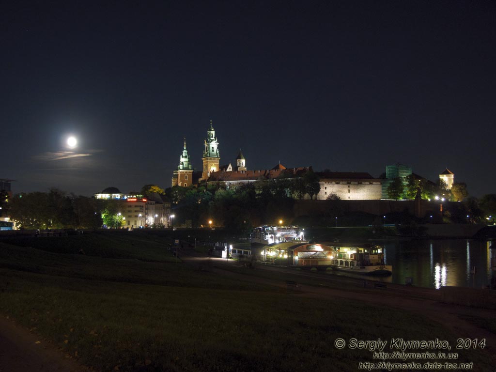 Фото Кракова. Королевский замок на Вавеле (Wawel) вечером. Вид со стороны Вислы (Wisla).