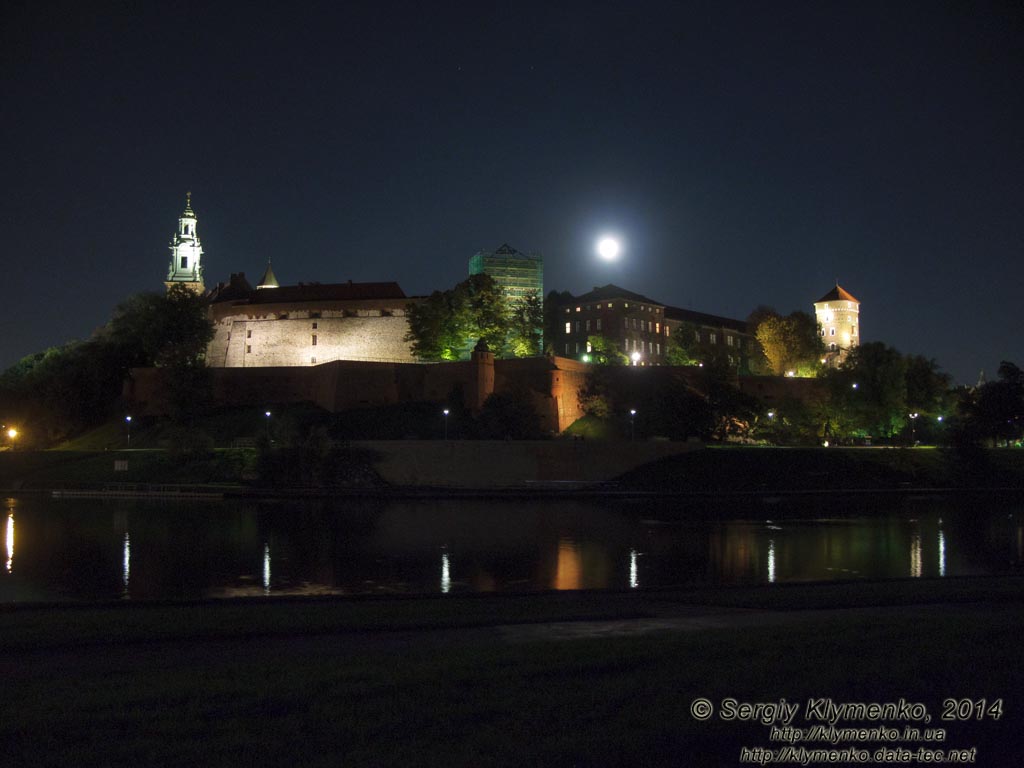 Фото Кракова. Королевский замок на Вавеле (Wawel) вечером. Вид со стороны Вислы (Wisla).