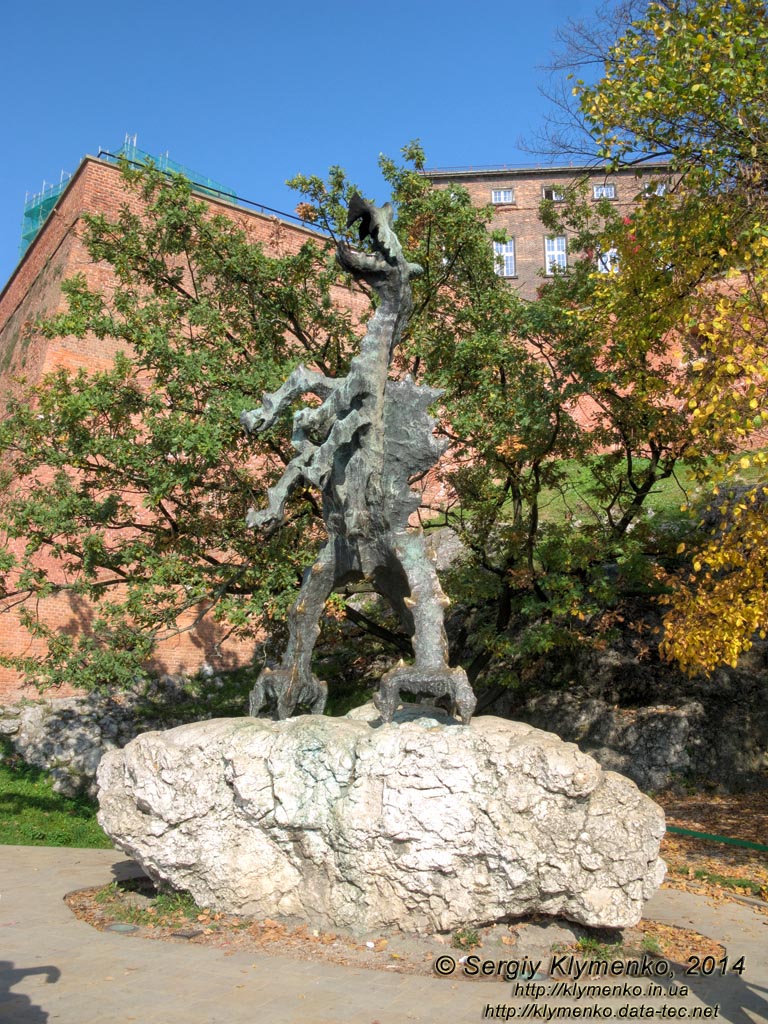 Фото Кракова. Памятник Вавельскому дракону (Smok Wawelski) у подножья Вавельского холма (Wawel).