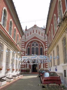 Румыния (România), город Брашов (Brașov). Фото. В центре города. Синагога (Sinagoga Neologă din Brașov).