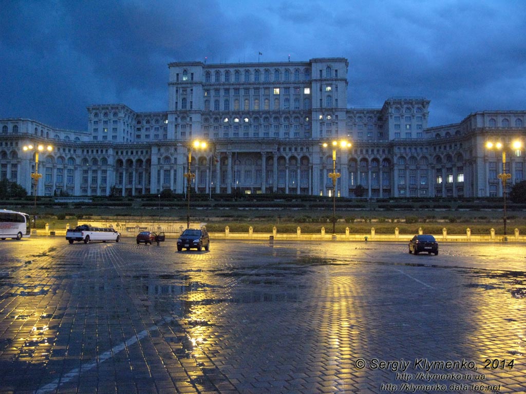 Румыния (Romania), город Бухарест (Bucure?ti). Фото. Дворец Парламента (Palatul Parlamentului) и Площадь Конституции (Piata Constitutiei) вечером.