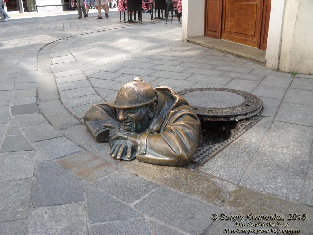 Фото Братиславы (Словакия). Бронзовая скульптура «Мужчина на работе» (Cumil) на углу улиц Panska и Rybarska brana.