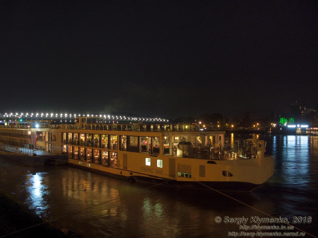 Фото Братиславы (Словакия) ночью. Ночной вид на Дунай (Dunaj) и Старый мост (Stary Most).