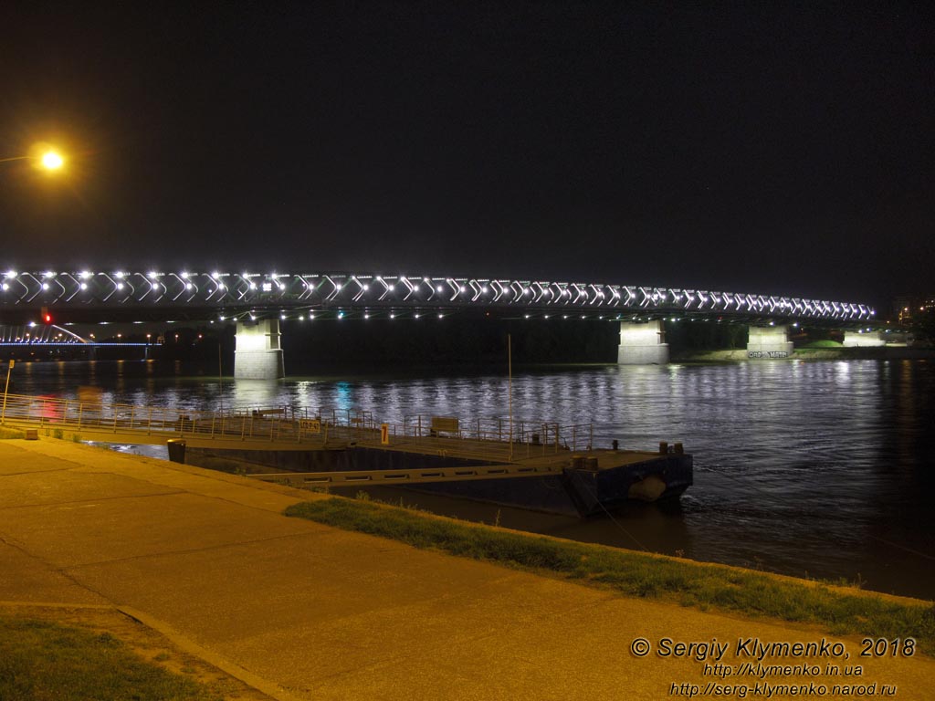 Фото Братиславы (Словакия) ночью. Ночной вид на Дунай (Dunaj) и Старый мост (Stary Most).