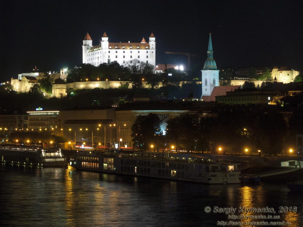 Фото Братиславы (Словакия) ночью. Ночной вид на Дунай (Dunaj) и Братиславский град (Bratislavsky hrad).