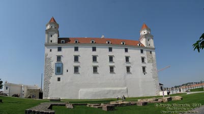 Фото Братиславы (Словакия). Братиславский град (Bratislavsky hrad). Восточный фасад дворца. Панорама ~90°.
