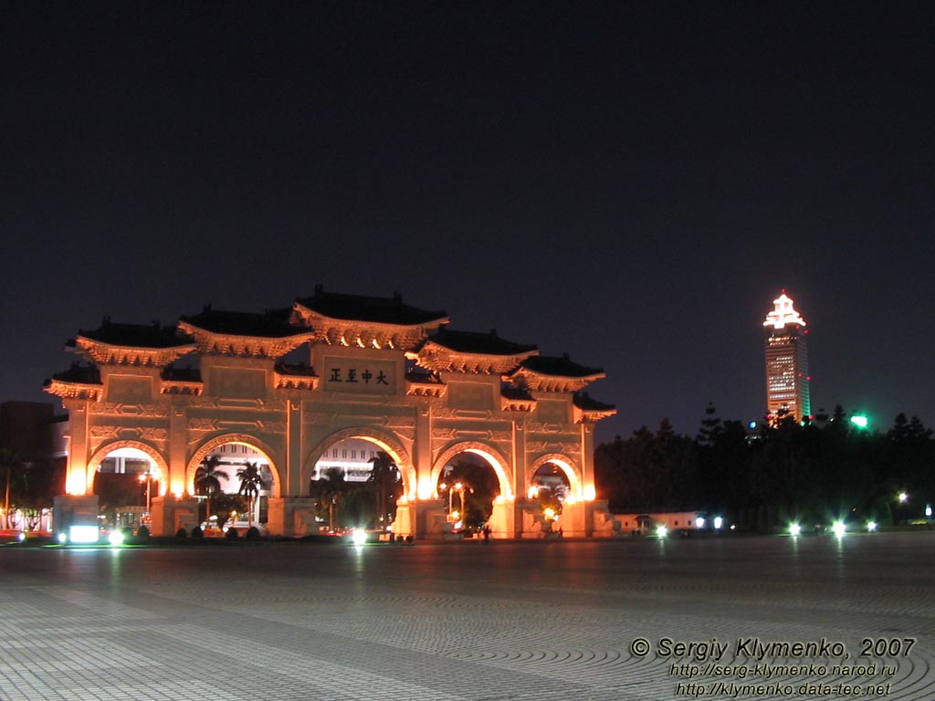 Фото Тайваня (Республика Китай), Тайпей (Тайбей). Арка - главный вход в Мемориал Чан Кай-Ши.