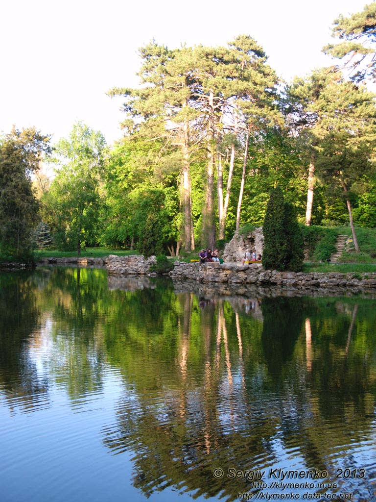 Херсонская область. Аскания-Нова. Фото. В дендропарке. Озеро, сосны и грот.