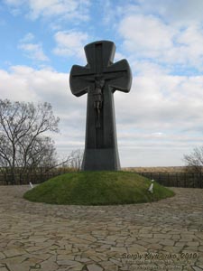 Батурин. Фото. Памятный Крест жертвам Батуринской трагедии.