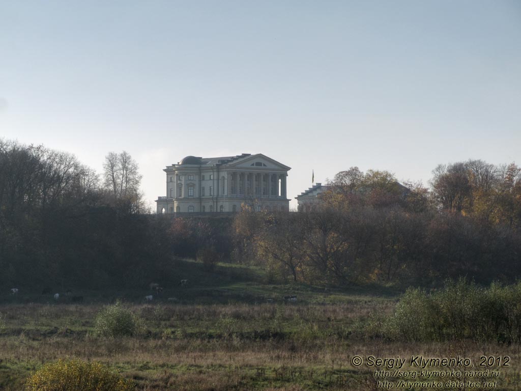 Батурин. Фото. Вид на дворцовый комплекс Кирилла Разумовского с автодороги E101.